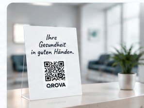 QR-Code-Aufsteller auf dem Tresen einer Arztpraxis